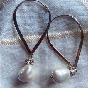 Dangling pearl silver earrings